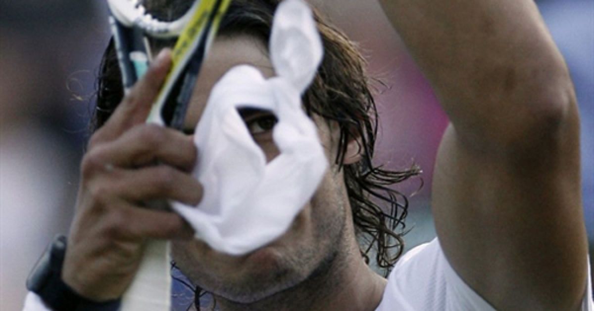 29.06. Іспанський тенісист Рафаель Надал святкує свою перемогу у матчі проти француза Поля-Анрі Матьо на Уімблдонському турнірі. / © AFP