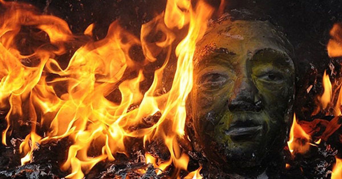 Шрі-Ланка, Коломбо. Активісти Національного фронту свободи Шрі-Ланки спалили опудало генерального секретаря ООН Пан Гі Мун під час акції протесту у Коломбо. Демонстранти під керівництвом кабінету міністрів Шрі-Ланки оточили представництво Організації Об&#039;єднаних Націй у Коломбо на знак протесту проти розслідування ООН військових злочинів. / © AFP