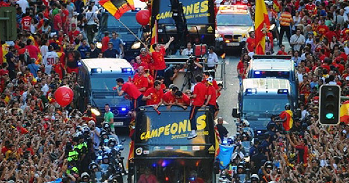 Більше мільйона людей вийшли на вулиці Мадрида, щоб привітати збірну Іспанії з перемогою на Чемпіонаті світу з футболу-2010. / © AFP