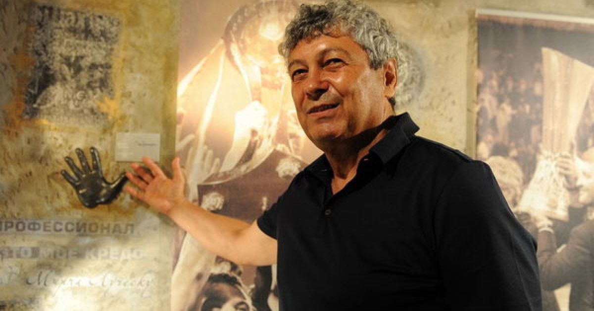 Мірча Луческу поруч із 23-метрова "стіною слави", уздовж якої розміщені вилиті з металу оригінальні відбитки долонь легендарних футболістів і тренерів ФК "Шахтар". / © ФК "Шахтар"