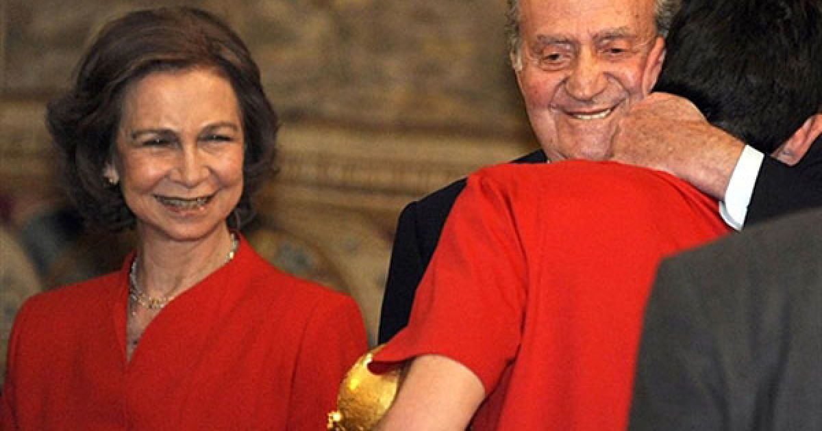 Король Іспанії Хуан карлос і королева Іспанії Софія вітають Ікера Касільяса. / © AFP