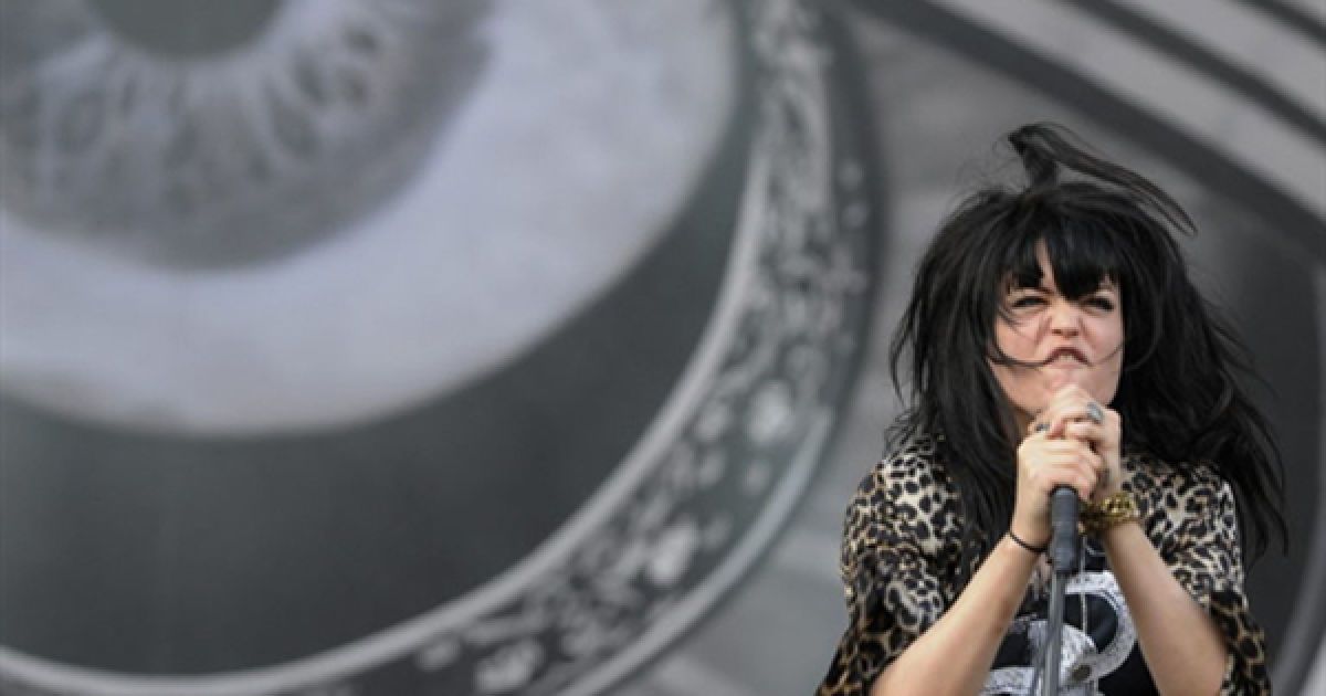 2.07. Виступ Елісон Мосхарт та групи The Dead Weather на французькому музичному фестивалі Eurockeennes у Белфорті. / © AFP