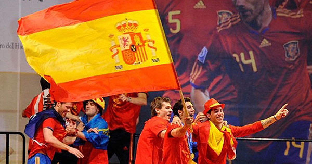 Більше мільйона людей вийшли на вулиці Мадрида, щоб привітати збірну Іспанії з перемогою на Чемпіонаті світу з футболу-2010. / © AFP