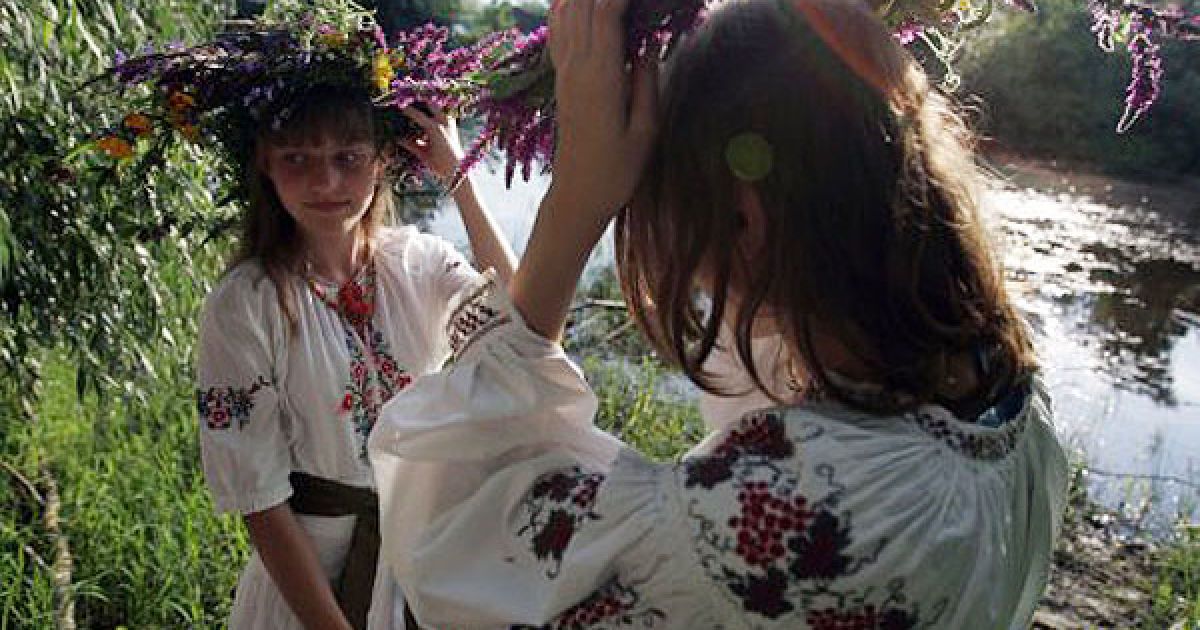 Неординарні купальські обряди &ndash; стрибання через вогнище, плетіння вінків, ігрища та хороводи навколо ляльок-опудал &ndash; здавна знаходять прихильників серед українського народу. / © УНІАН