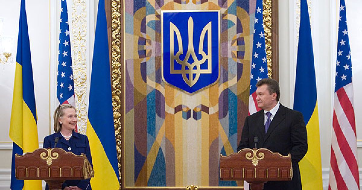 "Ми разом хочемо співпрацювати в питаннях поширення демократії та верховенства права", - зазначила Клінтон. / © President.gov.ua