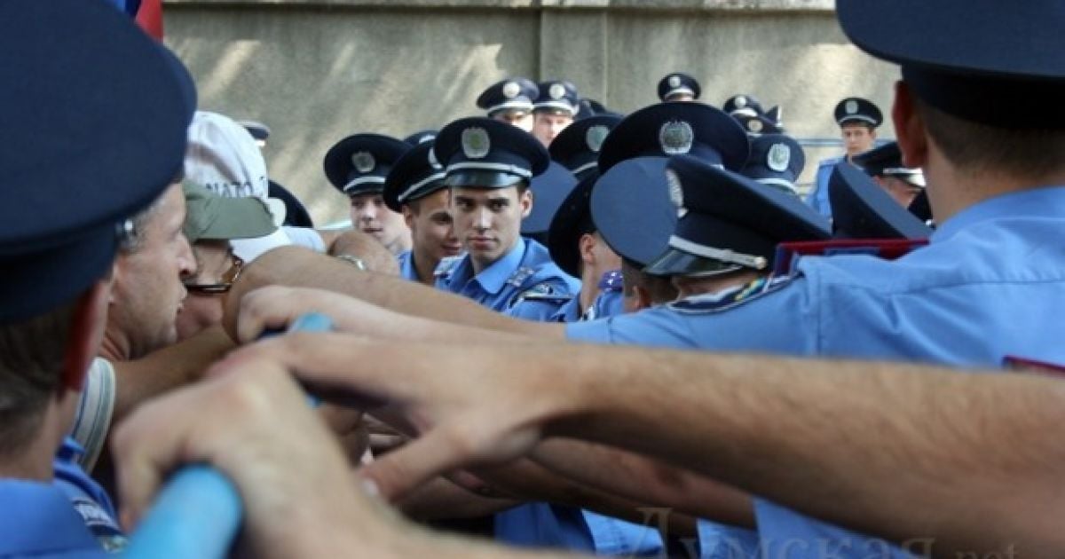 Близько двох десятків представників ПСПУ, лідером якої є Наталія Вітренко, які пікетували офіційну церемонію відкриття спільних українсько-американських навчань "Сі Бриз-2010" спробували прорвати міліційне оточення і дістатися до будівлі Будинку офіцерів. / © Думская.net