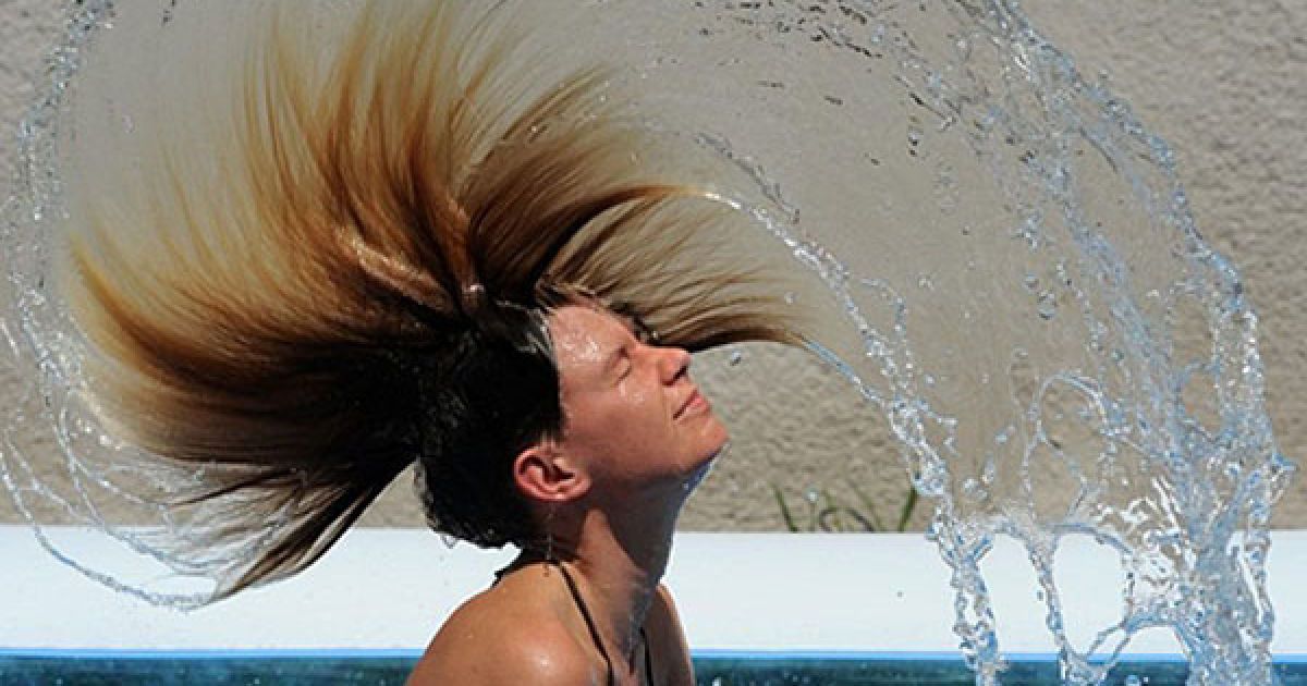 Словаччина, Велка Мана. Дівчина купається у басейні в селі Велка Мана у південній частині Словаччини. На більшій території Європи утримується спека, денна температура  перевищує 30 градусів за Цельсієм. / © AFP