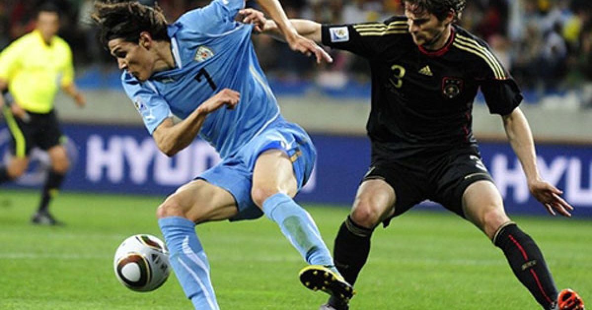 Арне Фрідріх намагається затримати Едінсона Кавані. / © AFP