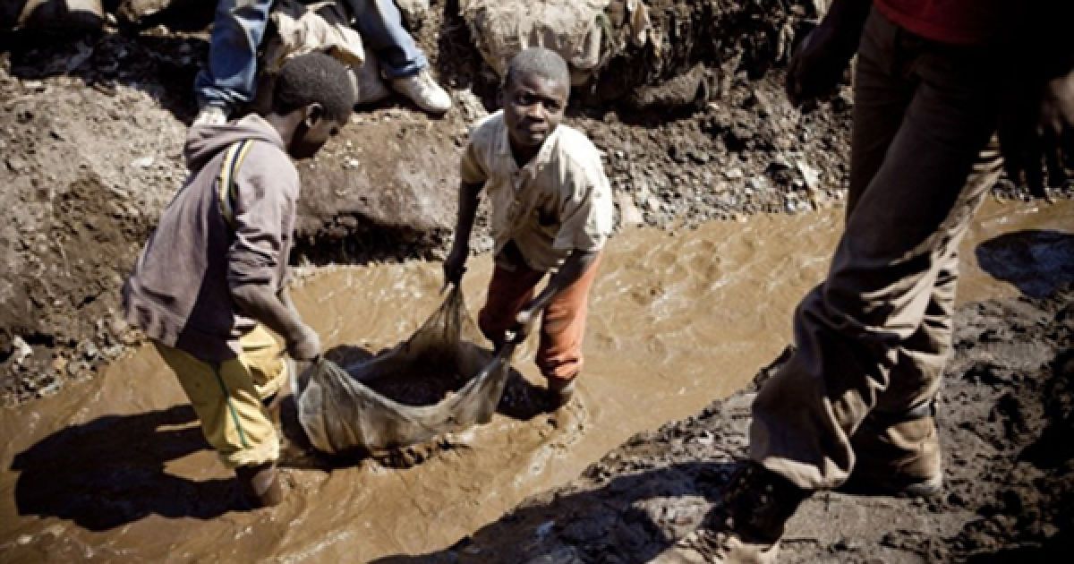 Діти миють мідну руду на копальнях у Конго. Більшість дітей у Конго кидають навчання, щоб допомагати своїм батькам утримувати родину. / © AFP