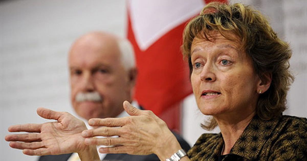 Швейцарія, Берн. Міністр юстиції швейцарії Евелін Відмер-Шлумпф під час прес-конференції у Берні, на якій було повідомлено, що Швейцарія відхилила прохання США про видачу відомого французького кінорежисера польського походження Романа Поланскі, обвинуваченого американським правосуддям в інтимній близькості з неповнолітньою більш ніж 30 років тому. Влада Швейцарії звільнила Поланскі з-під домашнього арешту. Романа Поланскі було заарештовано 26 вересня 2009 року у Швейцарії і поміщено під домашній арешт. Підставою для арешту став ордер, виданий американською владою у 1978 році - в 1977 році режисера визнано винним в інтимному зв'язку з 13-річною американкою Самантою Геймер. / © AFP