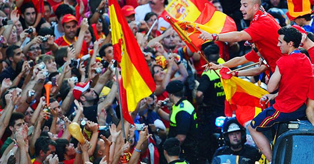 Більше мільйона людей вийшли на вулиці Мадрида, щоб привітати збірну Іспанії з перемогою на Чемпіонаті світу з футболу-2010. / © AFP