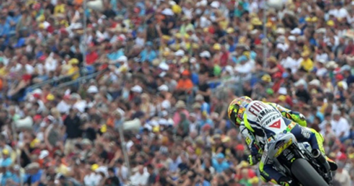 17.07. Натовп спостерігає за тренуванням Валентино Россі, якому було дозволено поновити виступи після подвійного перелому ноги. / © AFP