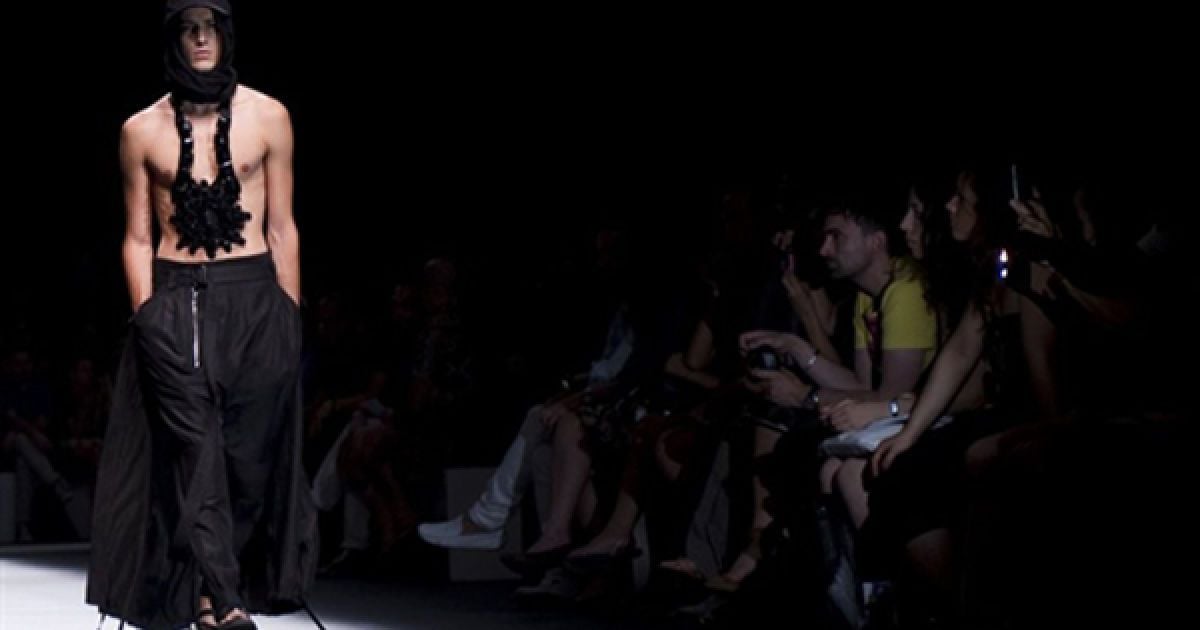 Модель представляє одяг корейського дизайнера Juun-J на Тижні моди у Барселоні. / © AFP