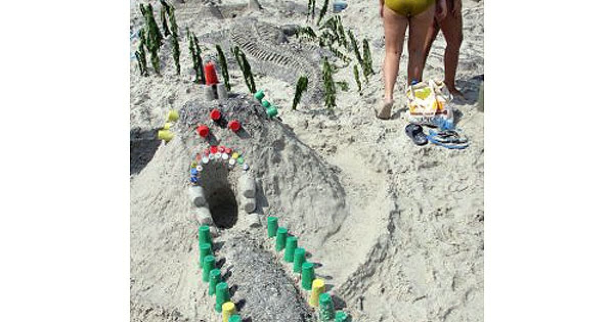 В Одесі на одному з міських пляжів провели конкурс піщаної скульптури "Пісочні фантазії", на якому свої роботи продемонстрували майже сто учасників. / © УНІАН