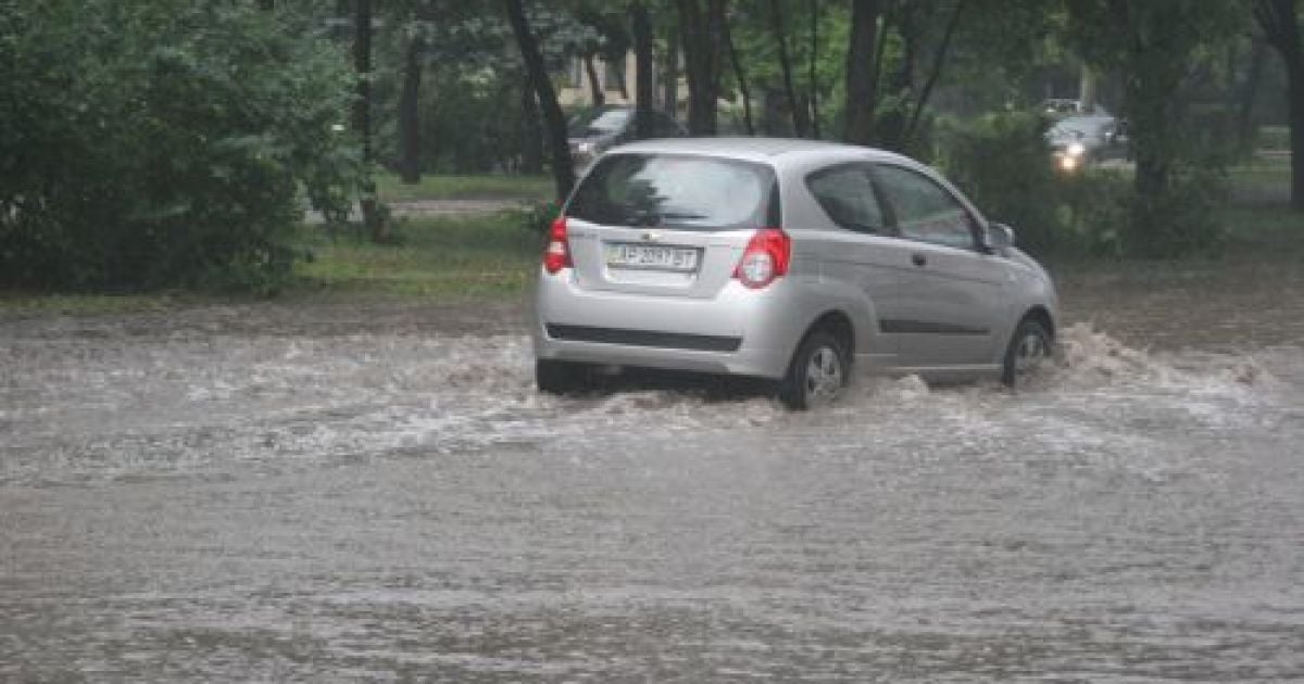 Раптова злива з градом, яка налетіла на Запоріжжя, затопила вулиці міста та призвела до транспортного колапсу. / © Репортер Запоріжжя