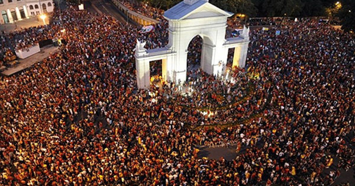 Більше мільйона людей вийшли на вулиці Мадрида, щоб привітати збірну Іспанії з перемогою на Чемпіонаті світу з футболу-2010. / © AFP