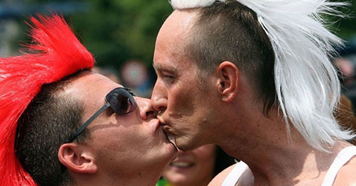 Тисячі яскравих учасників гей-параду вийшли на вулиці Кельна (Німеччина). / © AFP