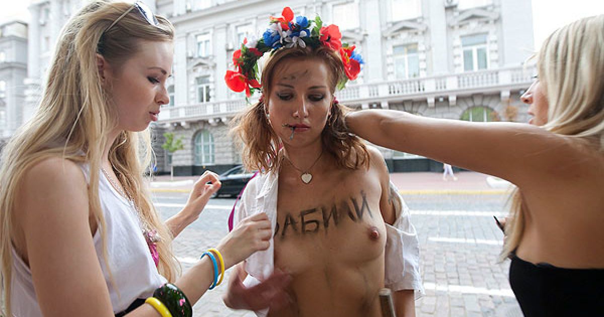 Жіночий рух FEMEN провів у центрі Києва під будівлею СБУ топлес-акцію "На FEMEN забили!" / © Жіночий рух FEMEN