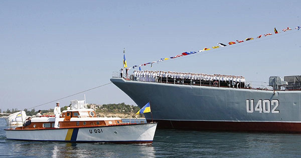 Глава держави оглянув стрій кораблів ВМС України у Севастопільській бухті / © President.gov.ua