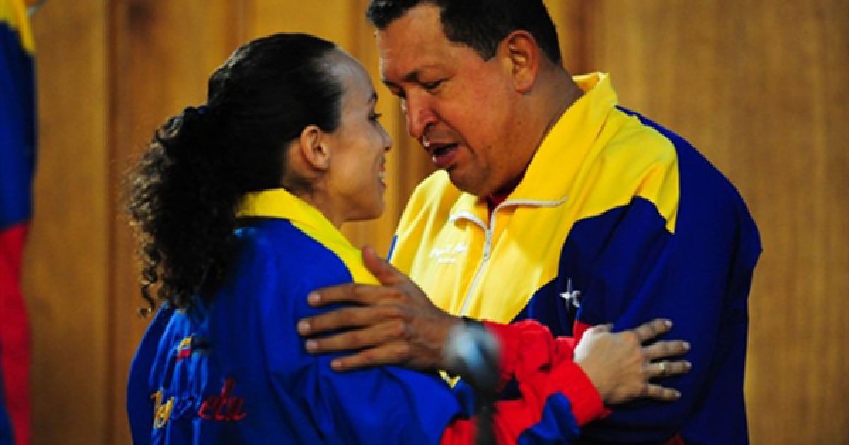 Президент Венесуели Уго Чавес благословляє фехтувальницю Маріану Гонсалес перед виступом на Карибських іграх, які відбуваються у Каракасі. / © AFP