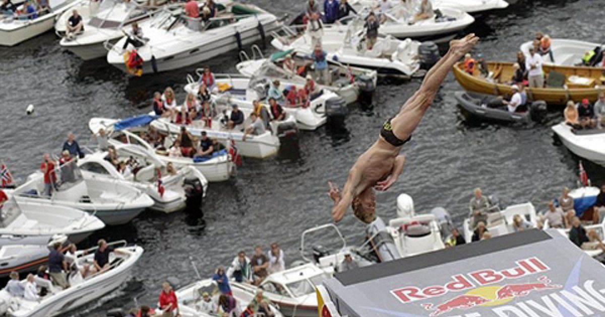 У норвезькому місті Крагере відбувся етап змагань Red Bull Cliff Diving. Переможець минулого року, колумбієць Орландо Дук, збирається знову завоювати звання чемпіона зі стрибків у воду під час фінальної части змагань на Гавайях у вересні цього року. / © AFP