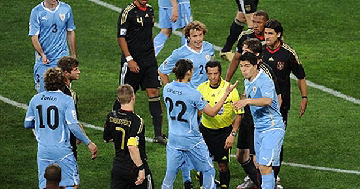 Футбольні розборки: Мартін Касерес і Луїс Суарес розмовляють із арбітром Беніто Арчундією / © AFP