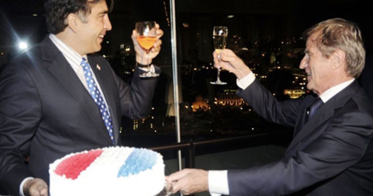 Президент Грузії Михайло Саакашвілі та міністр іноземних справ Франції Бернар Кушнер п&rsquo;ють шампанське під час урочистої вечері з нагоди приїзду Кушнера до Тбілісі. Бернар Кушнер приїхав до Тбілісі для проведення переговорів Грузія-ЄС. / © AFP