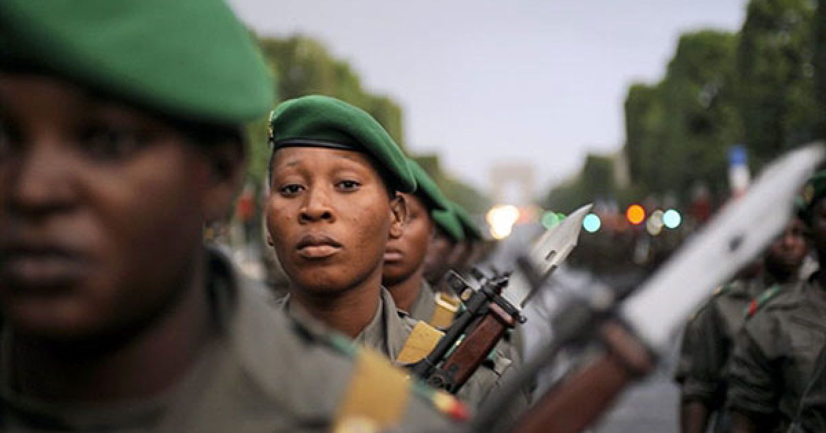 Франція, Париж. Жінки-військові з Республіки Бенін, відомі як Амазонки, беруть участь у репетиції урочистого параду на Єлисейських полях у Парижі, яка відбулась на світанку 12 липня. 14 липня французи відзначатимуть національне свято День взяття Бастилії, на честь якого буде проведено військовий парад за участі французьких військ і представників 13 африканських країн. / © AFP