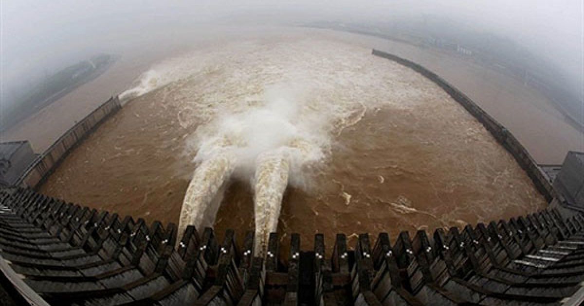 Вода прорвала греблі відразу трьох водосховищ в повіті Поян. У зоні лиха приймаються термінові заходи зі зміцнення захисних споруд. / © AFP
