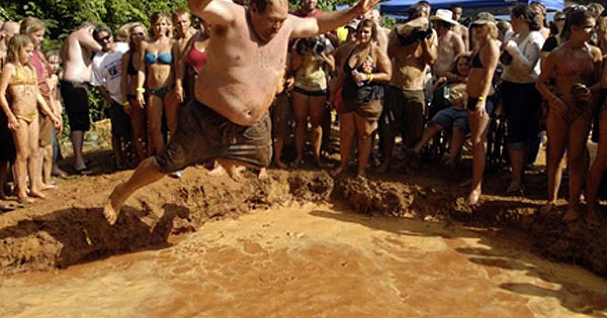 Найцікавішим у фестивалі є плюхання у рідку глину...