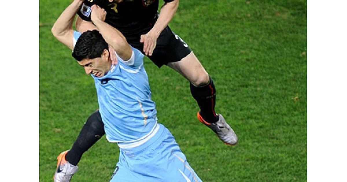 Фрідріх бореться за м&rsquo;яч із Суаресом / © AFP