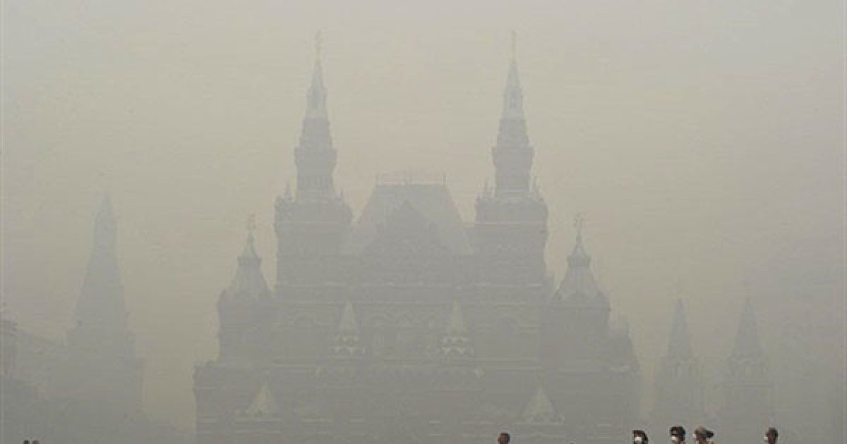 Росія, Москва. Росіяни і туристи, одягнені у захисні маски від диму лісових пожеж, гуляють Красною площею у Москві. Щільний смог від пожеж у сільській місцевості неподалік міста накрив Москву. Через високий рівень вмісту токсичних часток у повітрі, виникають занепокоєння з приводу здоров'я населення. / © AFP