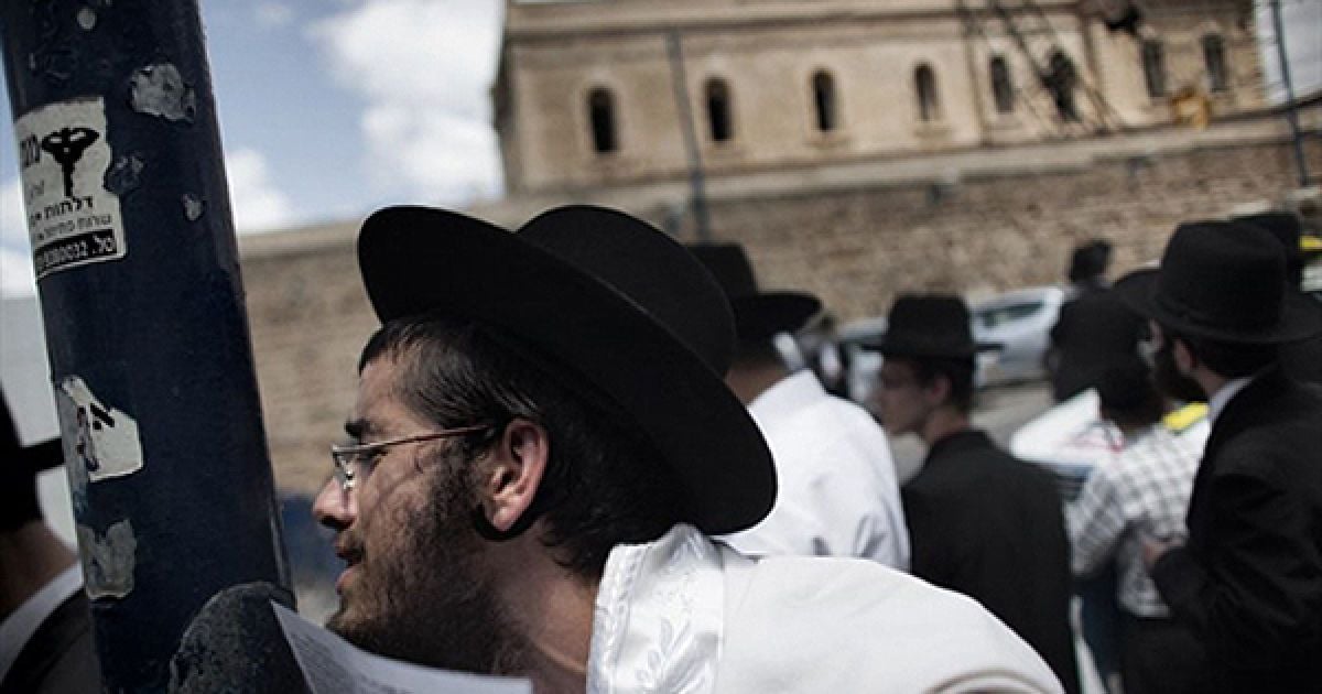 Євреї моляться під час акції протесту проти компанії Electra. За інформацією ультра-ортодоксальних євреїв, Electra збирається збудувати свій завод на території древнього поховання у Джаффі. / © AFP