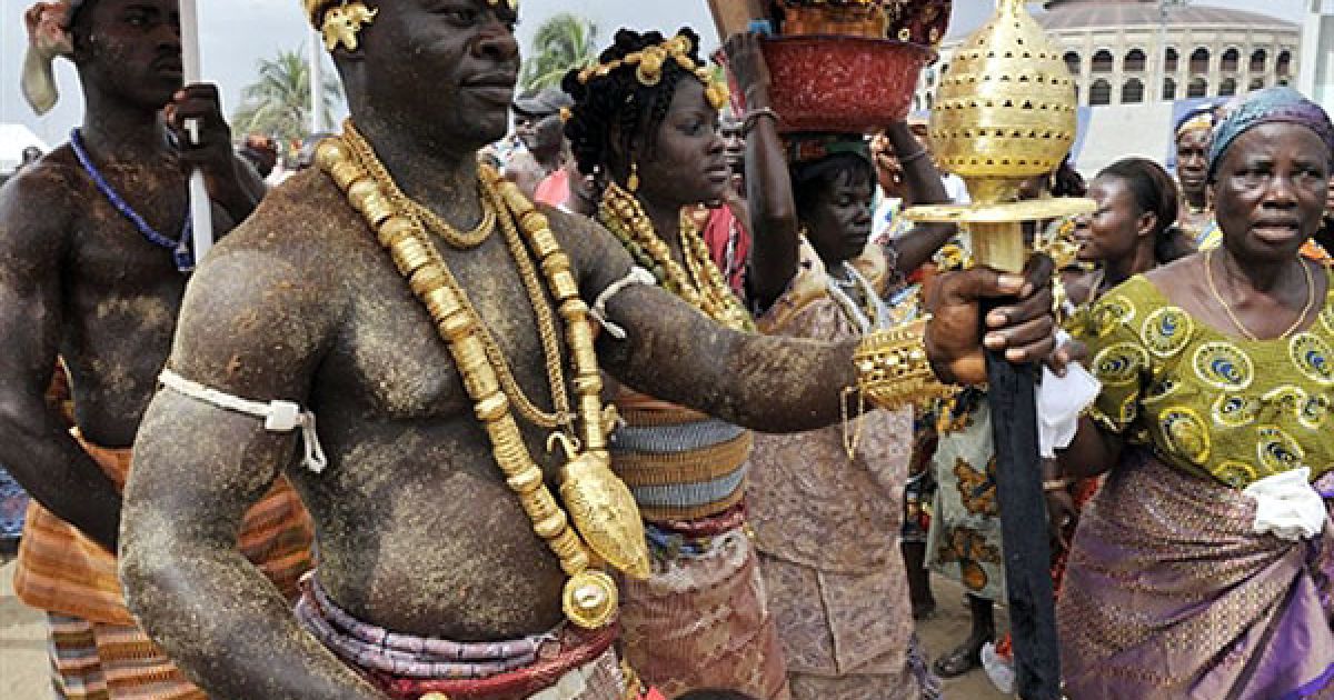 Кот-д'Івуар, Абіджан. Члени з племені Ebrier беруть участь у етнічному парад племен, який провели у Абіджані в рамках святкування 50-ї річниці незалежності Кот-д'Івуара. / © AFP