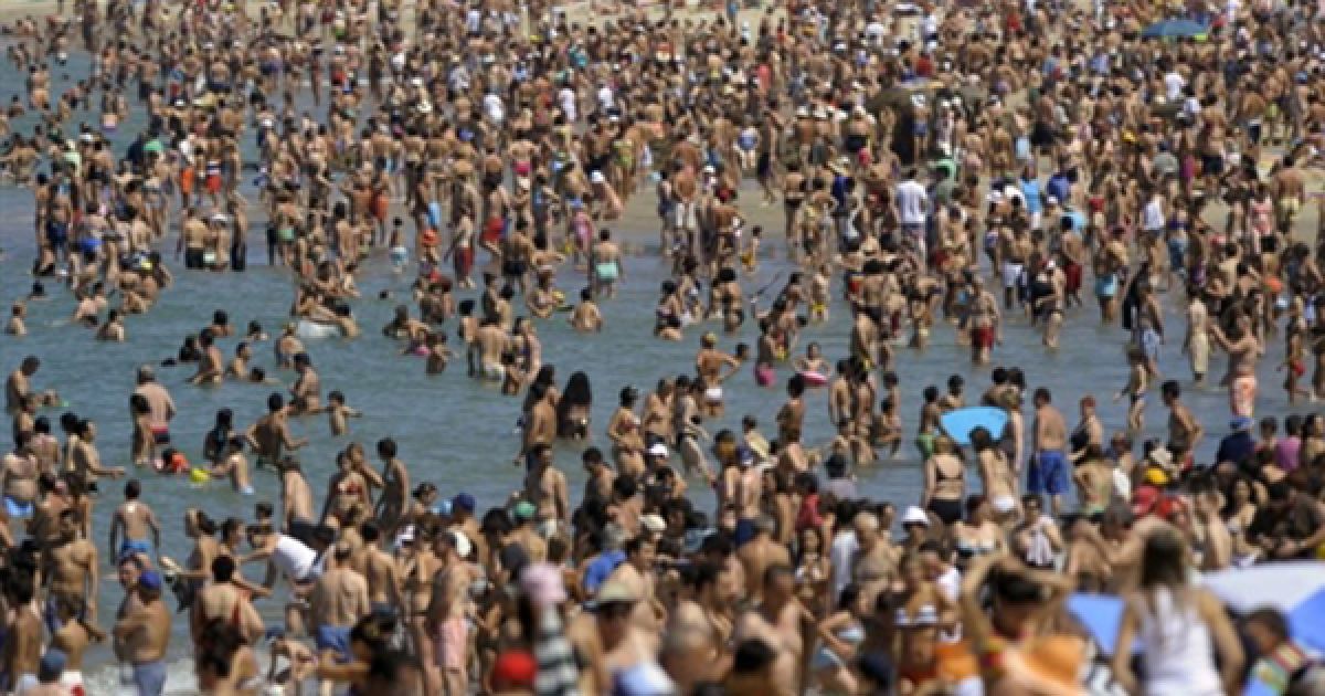 Натовп на пляжі у Віго, Іспанія. / © AFP