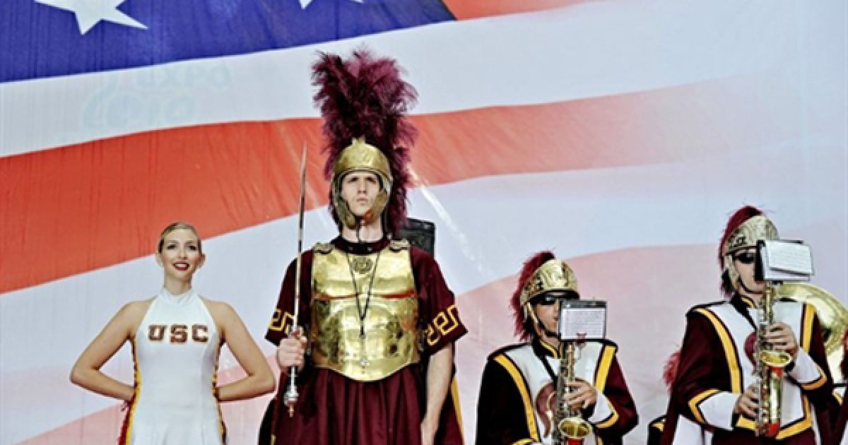 2.07. Виступ музикантів у американському павільйоні у Шанхаї на честь візиту Мадлен Олбрайт. Олбрайт прибула до Шанхаю на честь Дня Америки на Всесвітній виставці. / © AFP