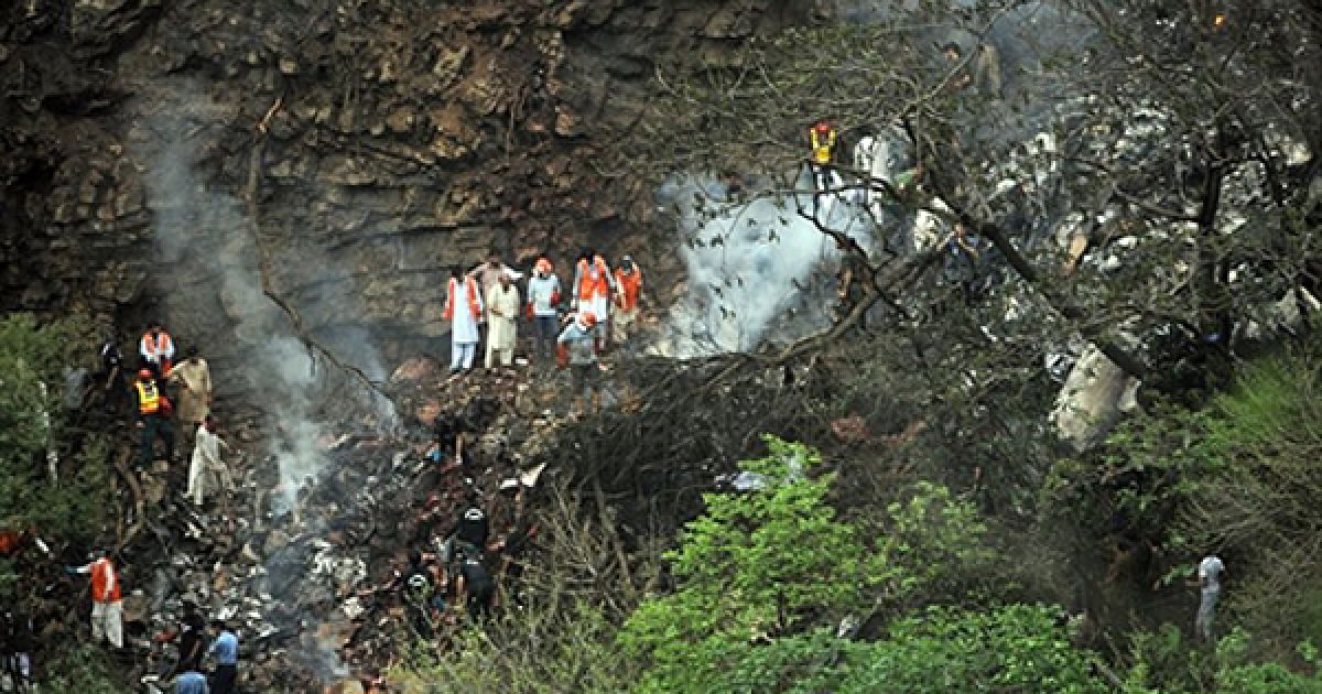 Причини аварії аеробуса не встановлені, але відомо, що літак здійснював посадку в умовах сильної зливи та туману. / © AFP