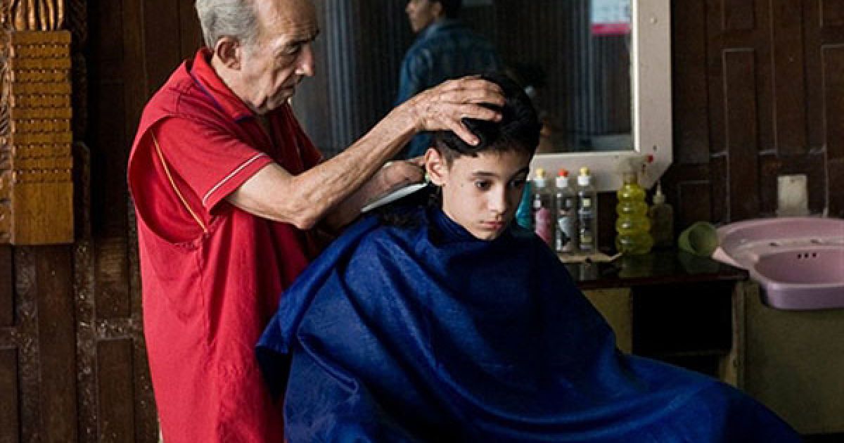 Куба, Гавана. Приватний перукар і його клієнт у одній з перукарень Гавани. Уряд Куби готує реформи, які передбачають скорочення роздутих штатів державних компаній і фонду заробітної плати. Президент Рауль Кастро заявив, що він готовий дозволити створення більшої кількості дрібних приватних підприємств. / © AFP