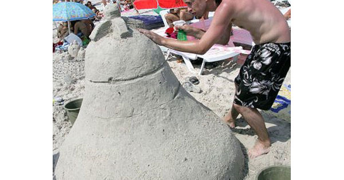 За результатами конкурсу, перше місце зайняв 1,5-метровий пісочний Цар-дзвін / © УНІАН