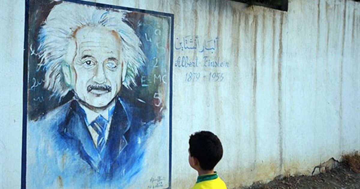 Туніс. Хлопчик дивиться на стіну з граффіті-портретом Альберта Ейнштейна у Тунісі. / © AFP