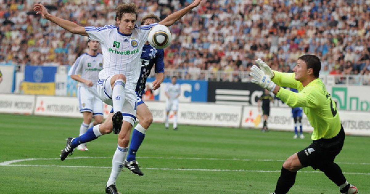 Денис Гармаш та  голкіпер "Гента" Боян Йоргачевич. / © football.ua
