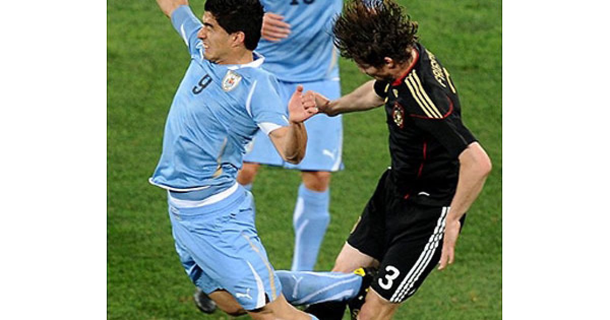 Фрідріх затискує ногу Суареса під час польоту за м&rsquo;ячем / © AFP