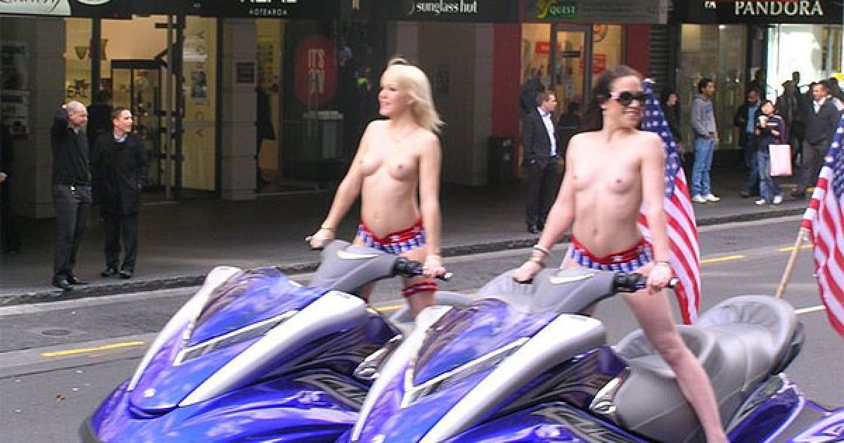 Традиційно у параді "Boobs on Bikes" ьеруть участь порноакторки, стриптизерки й інші представники індустрії розваг для дорослих.