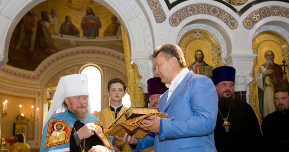 Кількома днями раніше патріарх Московський і Всієї Русі Кирило охарактеризував Янукович як людину глибоко віруючу.