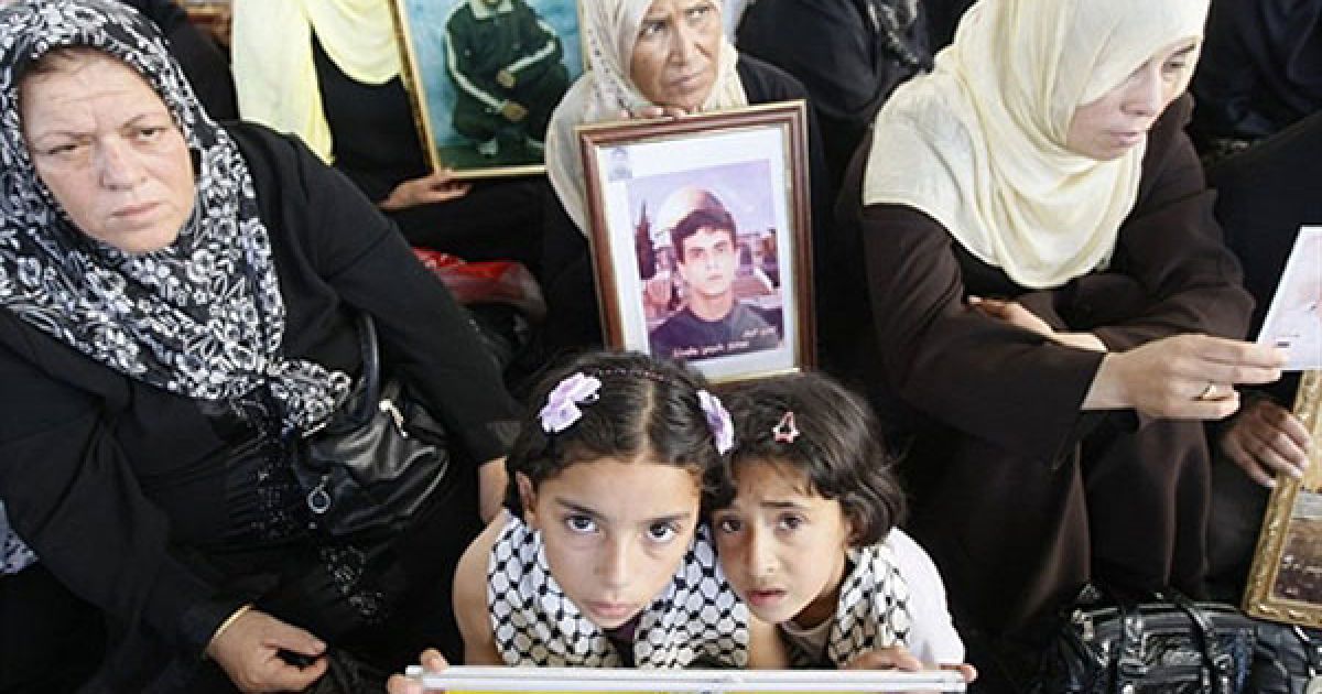 Місто Газа. Палестинці беруть участь у акції протесту в місті Газа. Демонстранти закликали звільнити палестинських ув'язнених з ізраїльських в'язниць. / © AFP