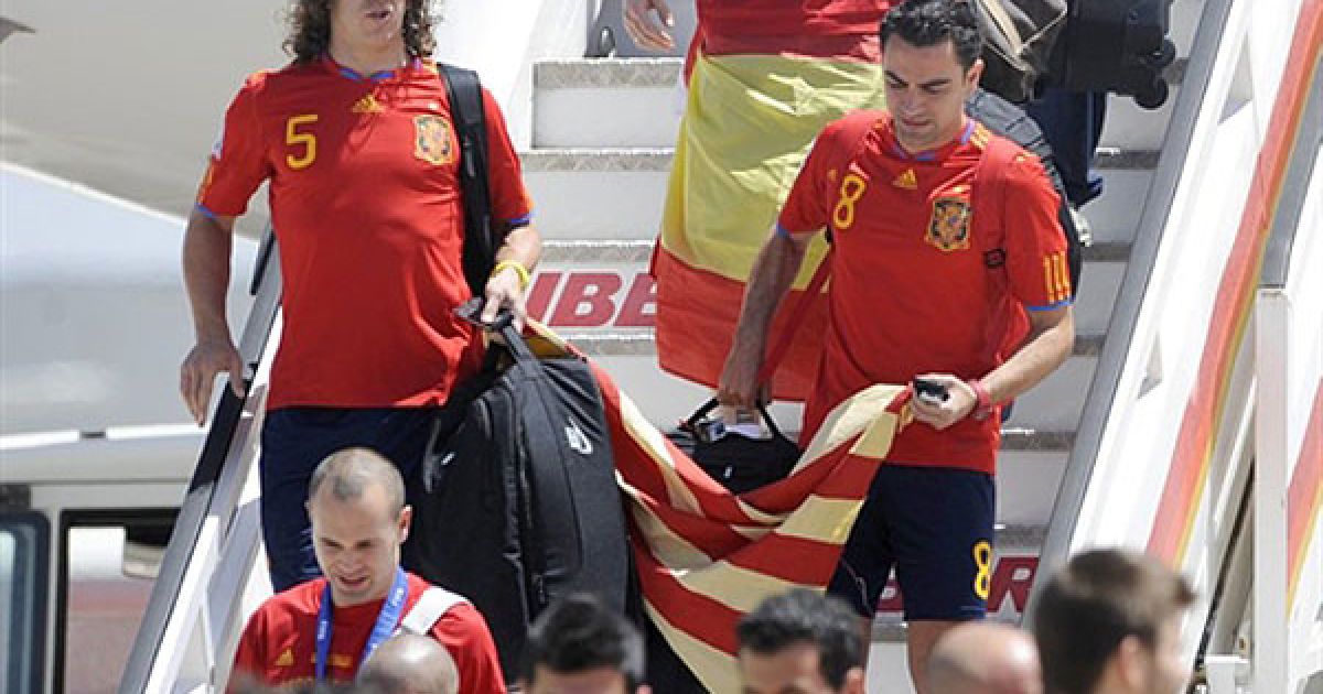 Після зустрічі в аеропорту гравці збірної поїхали до готелю відпочити і підготуватись до зустрічі з королівською родиною Іспанії. / © AFP