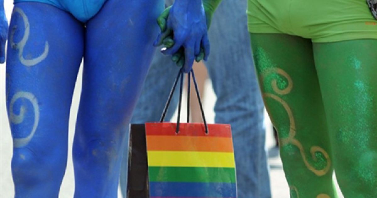 3.07. Відвідувачі 15-го щорічного гей-параду у Відні тримаються за руки. Цього року у параді взяли участь більше 100 тисяч людей. / © AFP