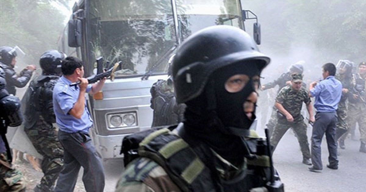 Киргизстан, Бішкек. Киргизька поліція і спецназ атакують автобус під час розгону прихильників киргизького бізнесмена і політичного лідера Урмата Бариктобасова неподалік від Бішкеку. Киргизькі правоохоронці розганяли антиурядову демонстрацію пострілами у повітря. Через виступи прихильників опозиційного бізнесмена у країні знову виникла напружена ситуація. / © AFP