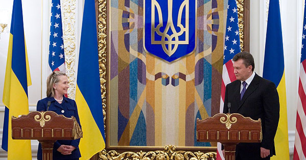США констатують збереження можливості вступу України до НАТО, незважаючи на відмову від цього напряму зовнішньої політики на законодавчому рівні. Про це також заявила під час зустрічі у Києві Гілларі Клінтон. / © President.gov.ua