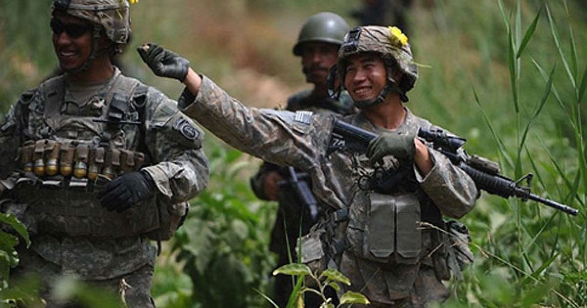 Афганістан, Аргандаб. Американські солдати сміються і чіпляють один одному на шоломи жовті квіти під час спільного патрулювання американських військових і національних сил безпеки Афганістану у долині Аргандаб, провінція Кандагар. У світі зростає невдоволення діями американців під час війни у Афганістані. Президент США Барак Обама став на захист американських військових, заявивши що певний прогрес був досягнутий у питанні забезпечення безпеки у країні. / © AFP